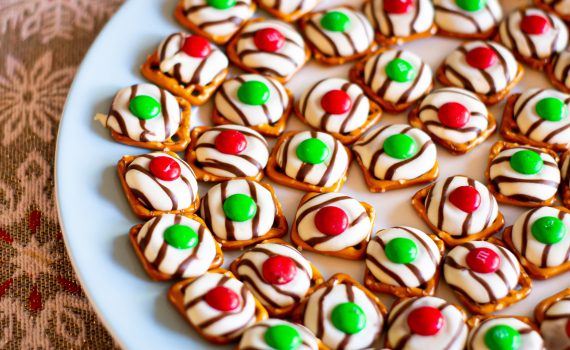 Christmas Chocolate Pretzel Bites