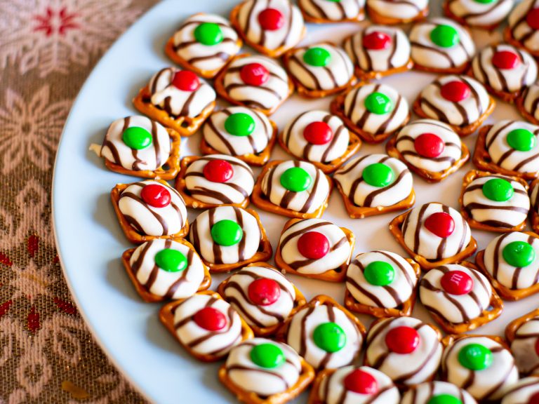 Christmas Chocolate Pretzel Bites